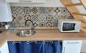 Agréable appartement rénové avec une terrasse vue mer, parking et Wifi gratuit